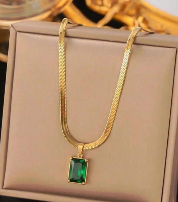 Emerald Glow Pendant Necklace