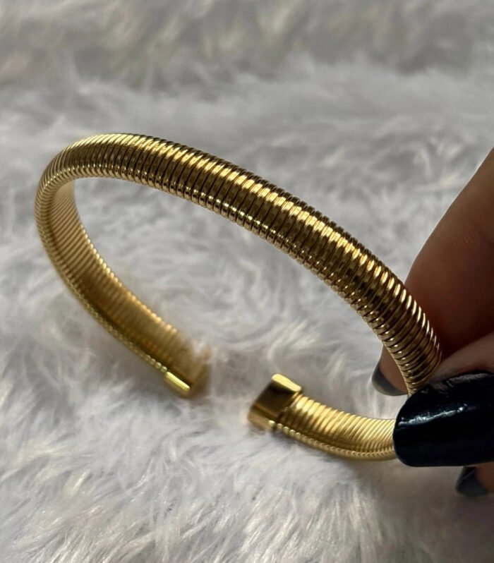 Linea Ribbed Gold Kada