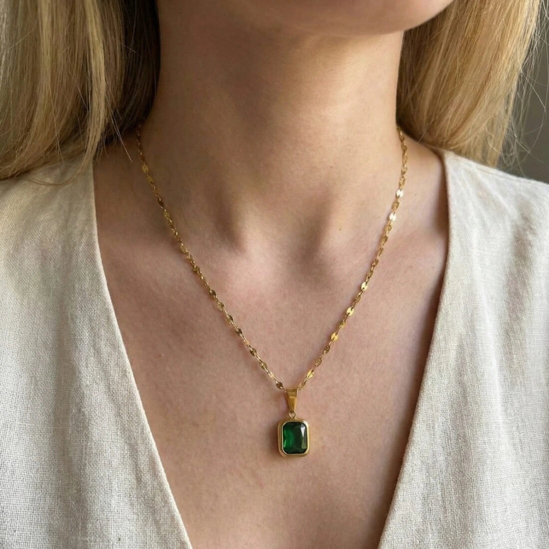 Elegant Emerald Pendant Necklace