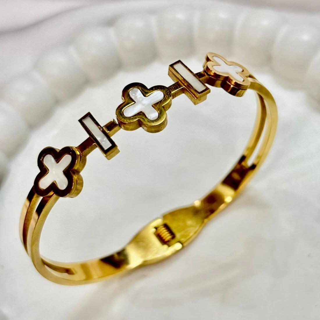 Ivory Clover Elegance Kada