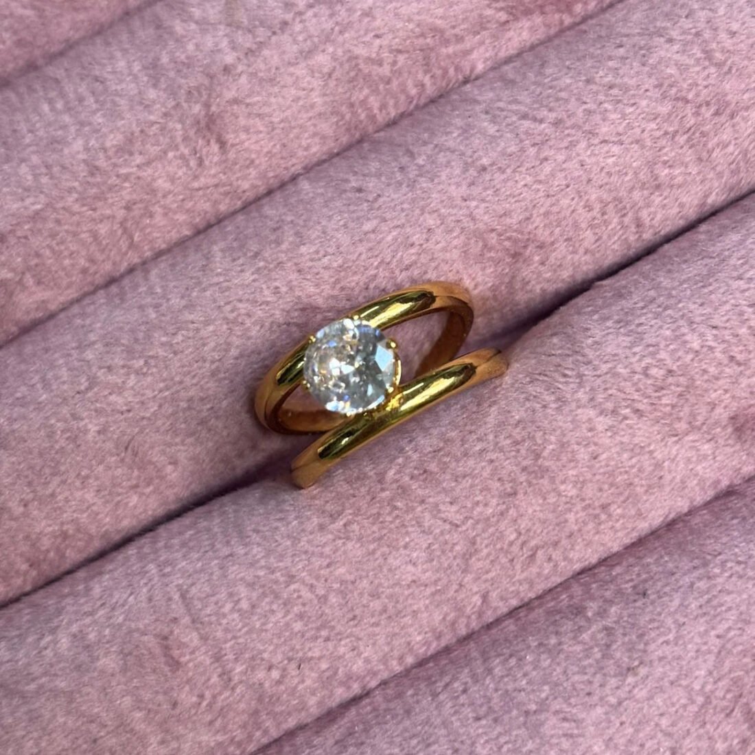 Solitaire Glow Gold Ring